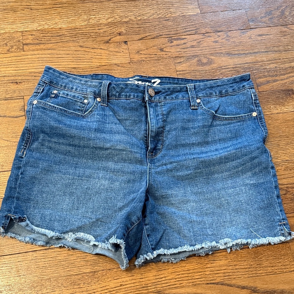 Seven7 Women's Medium Blue Distressed Denim Shorts